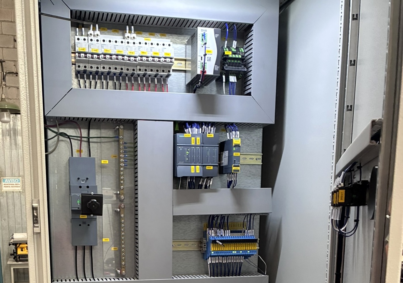 Painel de automação industrial montado pela Fato Sistemas